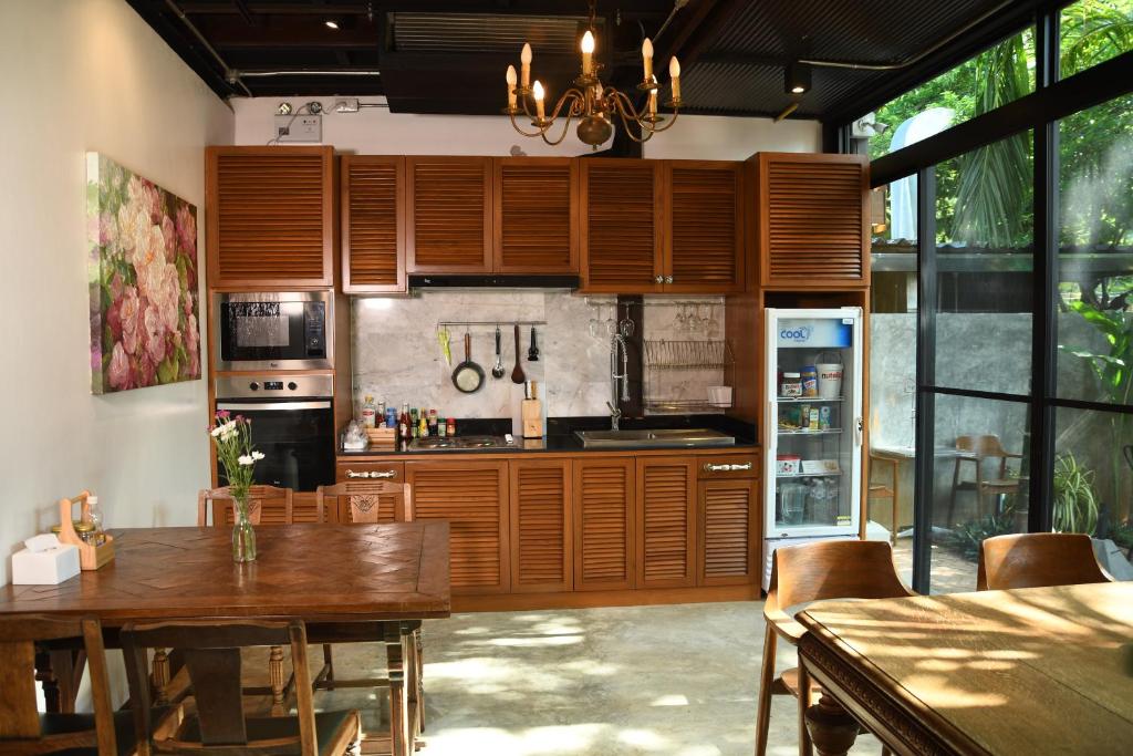 The Eight Ratvithi House