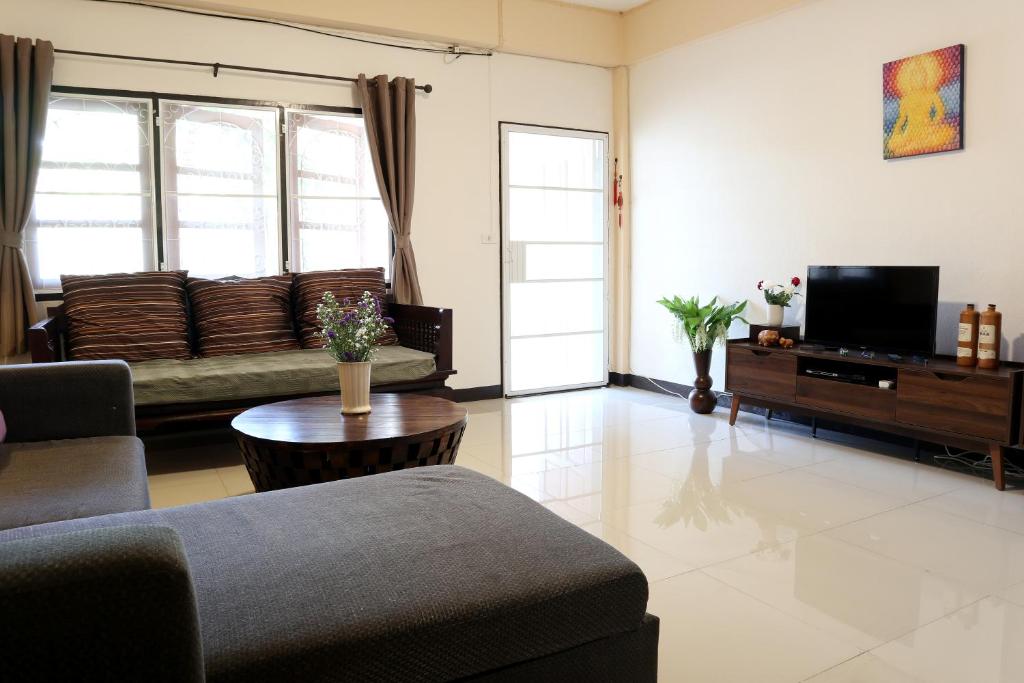Private Townhome (Riverside Area and Night Bazaar) Private Townhome (Riverside Area and Night Bazaar)