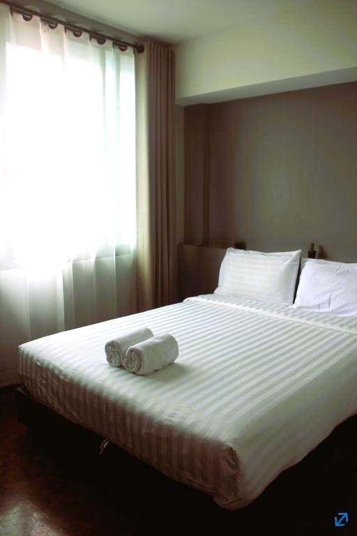 Lux Rooms Night Bazaar