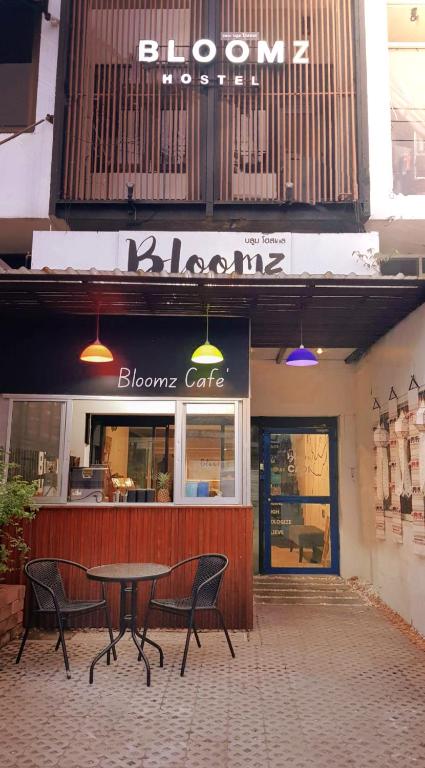 BLOOMZ HOSTEL