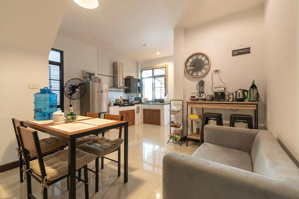 Loft Style Townhouse Near Old City
