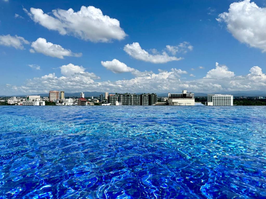 市中心Sky River无边泳池97平方温馨家庭房山景房有停车位 三房两卫 近夜市古城 年终大促