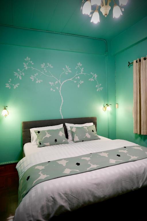Maross bed and room