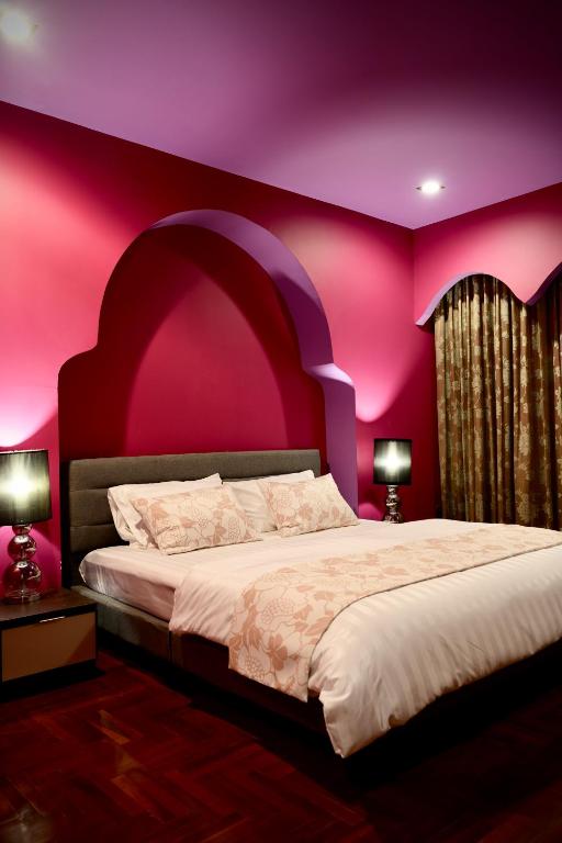 Maross bed and room
