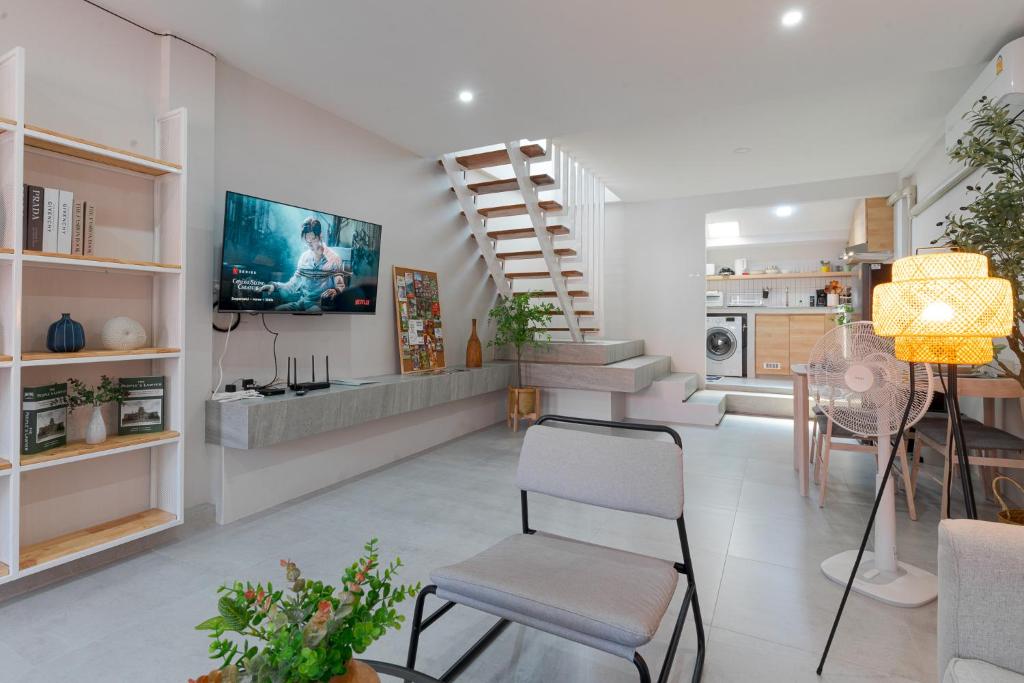 Modern Style Townhome /2BR near CNX moat Modern Style Townhome /2BR near CNX moat
