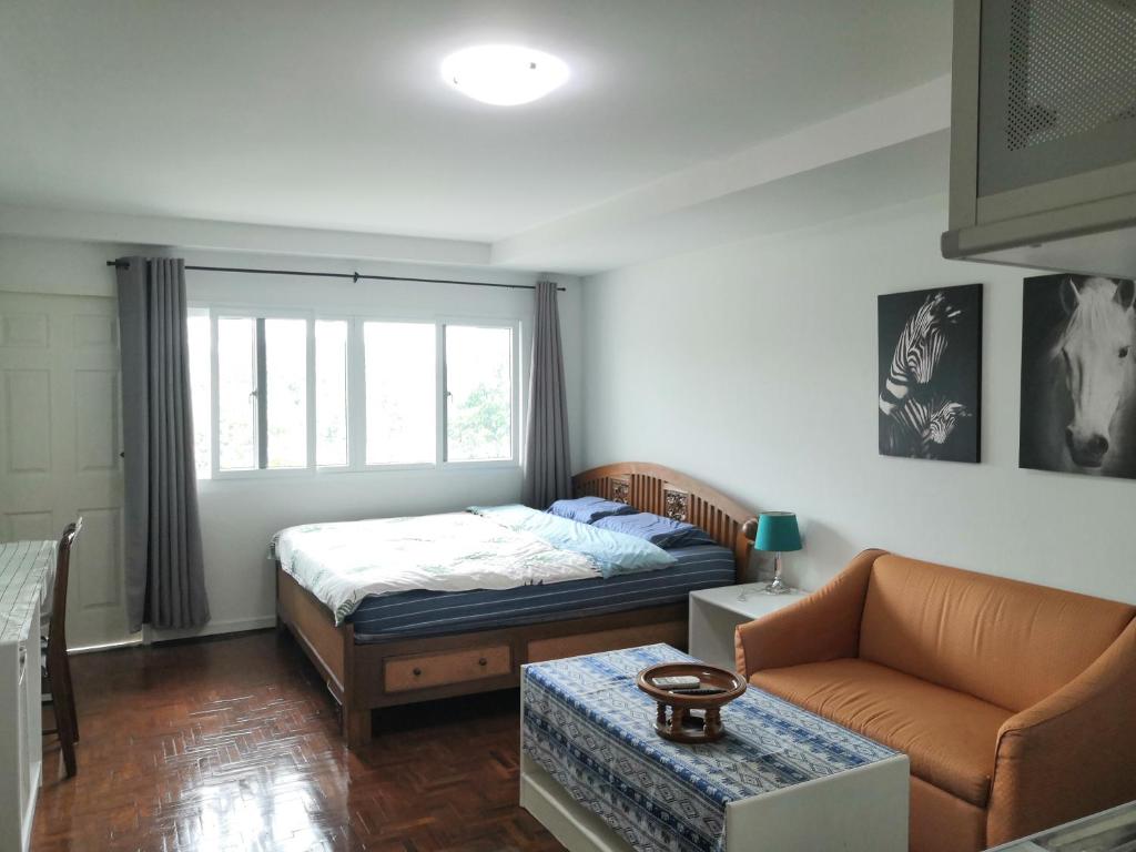 7 pool condo opposite the train station near old city and Nimman