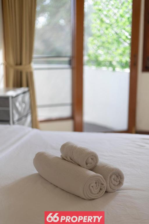 Spacious 2 Bedroom Apartment near Train Station - 10 Min to Old City Spacious 2 Bedroom Apartment near Train Station - 10 Min to Old City