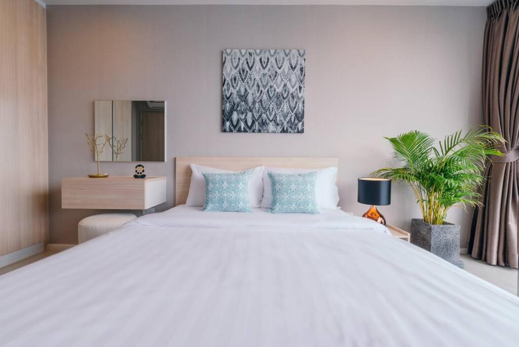 Modern Condo in Nimman (F807) by Pimolplace