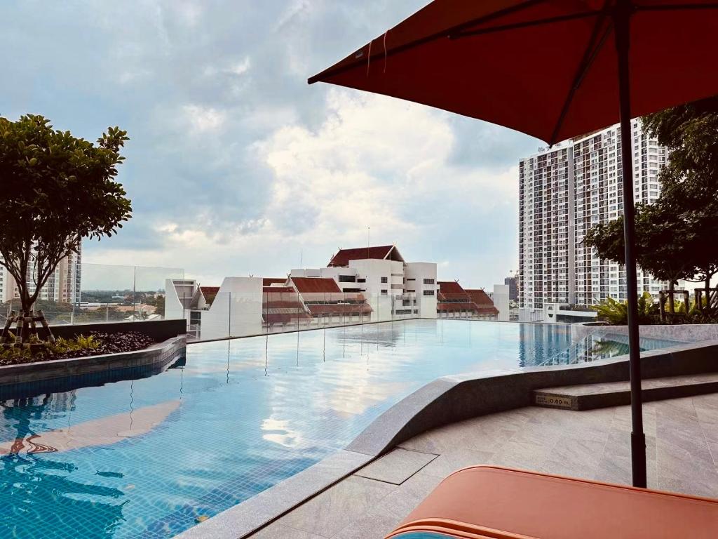 Monthly rent only Luxury condominium with pool and gym in Chiang Mai