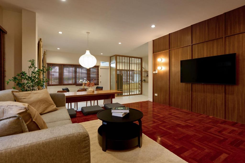 AIRI Home, 3BR in old town Chiangmai near Thapae walking street by Beginning with AIRI Home, 3BR in old town Chiangmai near Thapae walking street by Beginning with