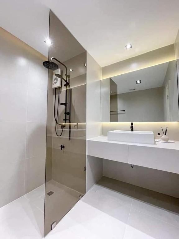 Luxury Suite Cozy King BedSwimmingPooll Train Luxury Suite Cozy King BedSwimmingPooll Train