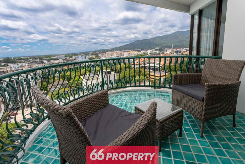 Penthouse Studio with Mountain View