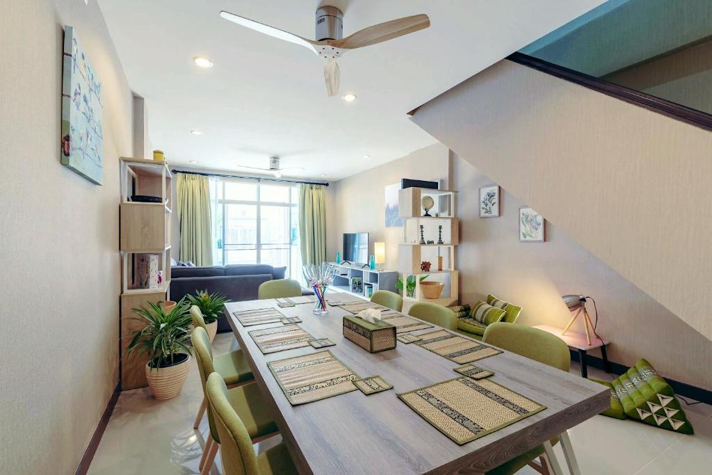 Modern Townhome at the Saturday Market and Old City Modern Townhome at the Saturday Market and Old City