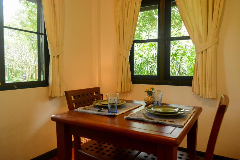 Baan Korbsuk Teak Cabin 1-2