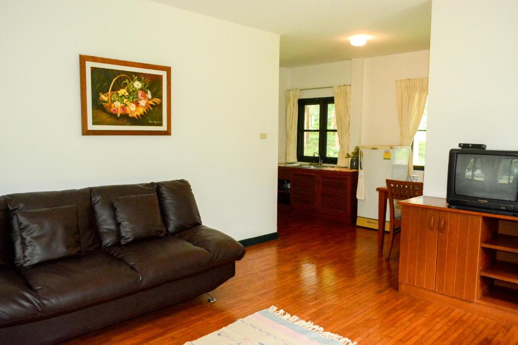 Baan Korbsuk Teak Cabin 1-2