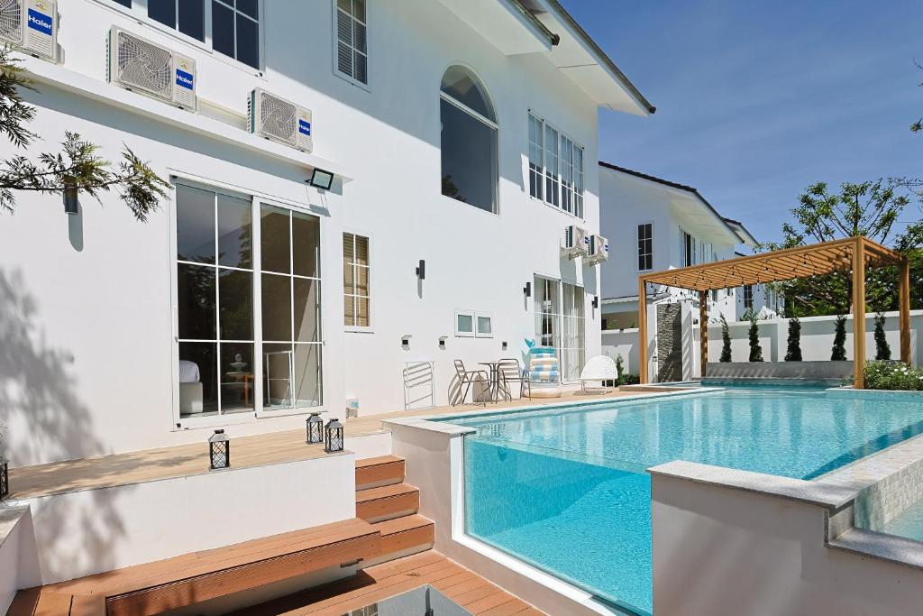 White Wood Family Villa, 5 Kingbeds, 12 mins airport White Wood Family Villa, 5 Kingbeds, 12 mins airport
