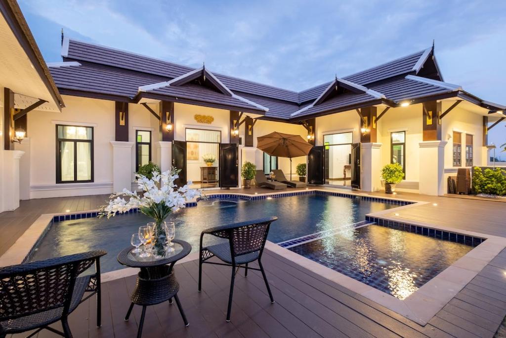 Morden Lanna Style Grand Pool Villa Morden Lanna Style Grand Pool Villa