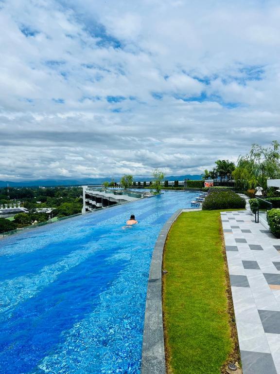 Luxury One-Bedroom Suite at Astra Sky River Infinity Pool, Work-Friendly, Near Old Town