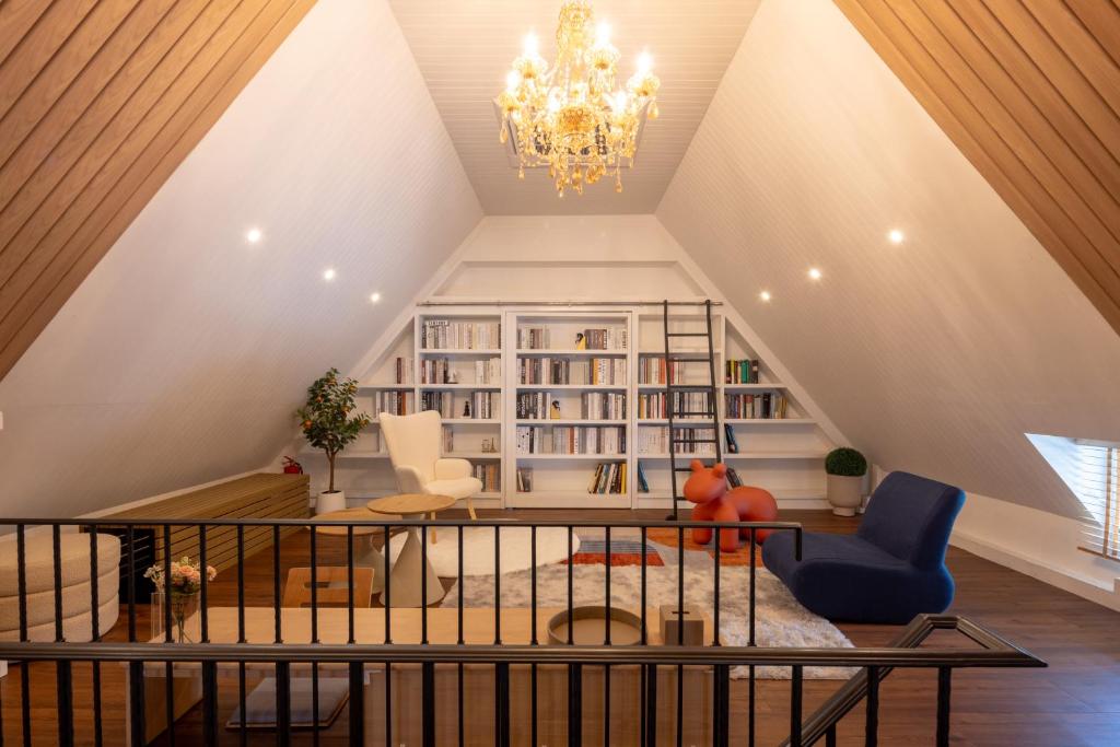 Penthouse The Olaf at Chiang Mai's Old Town Suandok Gate I Entire Villa Booking I 4 Bedrooms I Daily Housekeeping