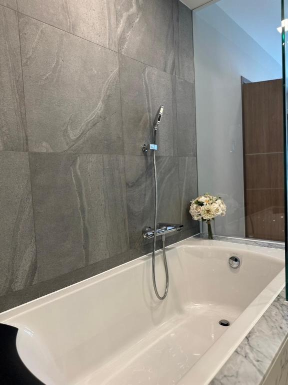 Bright Large room 2B2B 73sqm -Astra Sky River Rooftop Pool