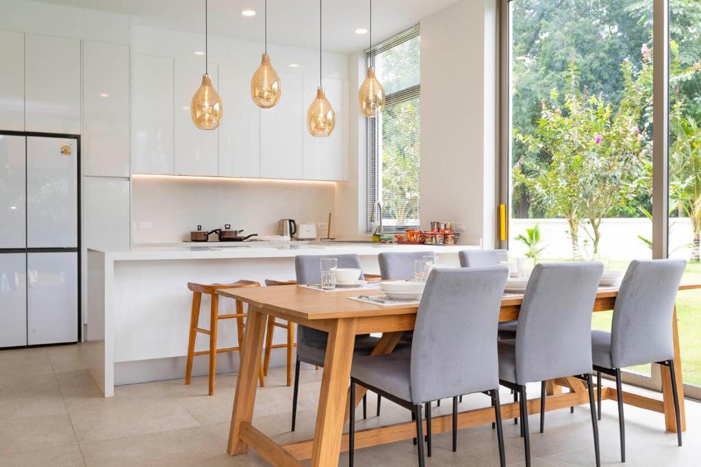 Minimal Luxury Villa HUGE Garden - 10 min to Nimman and Old City