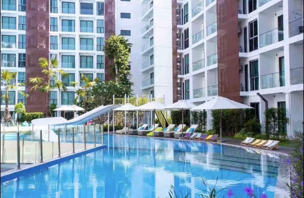 Chiang Mai Luxury Community The one pool view facing the super large swimming pool community Chiang Mai Luxury Community The one pool view facing the super large swimming pool community
